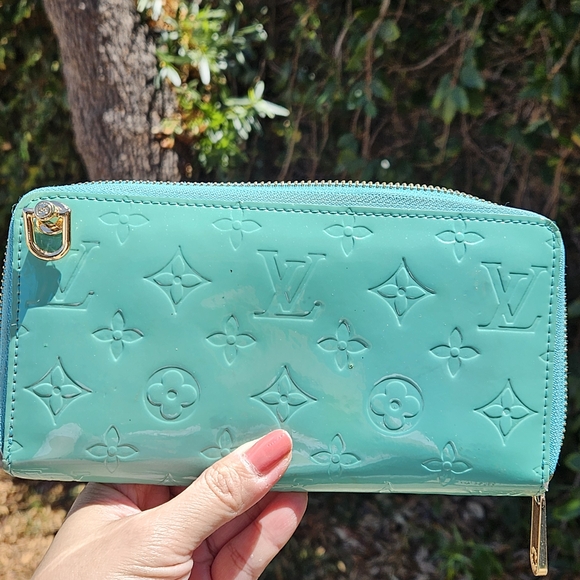 The Unbranded Brand Handbags - Zippy Turquoise Wallet